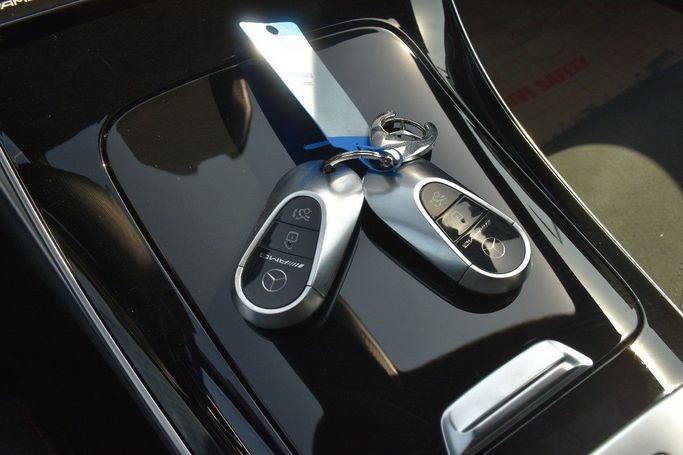 Подержанный Mercedes-Benz C-Class AMG 43 AMG V (W206), 2.0 л, 2023 в Шардже от Alfaris Used Cars Белый цвет.  | AUTO.AE