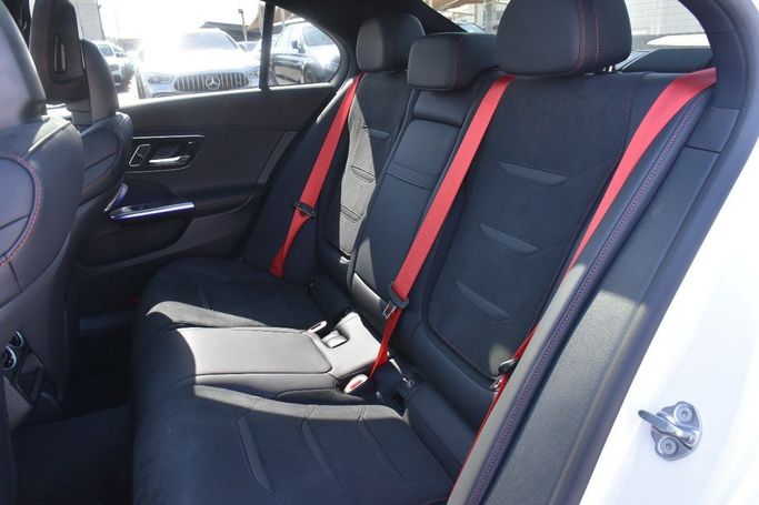 Подержанный Mercedes-Benz C-Class AMG 43 AMG V (W206), 2.0 л, 2023 в Шардже от Alfaris Used Cars Белый цвет.  | AUTO.AE