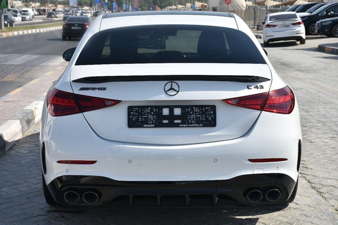 Подержанный Mercedes-Benz C-Class AMG 43 AMG V (W206), 2.0 л, 2023 в Шардже от Alfaris Used Cars Белый цвет.  | AUTO.AE