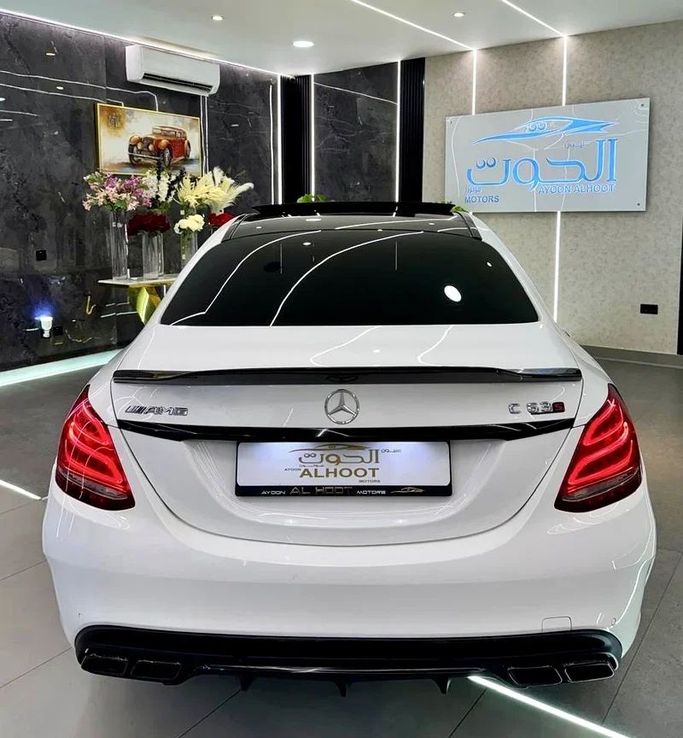 Подержанный Mercedes-Benz C-Class AMG 63 AMG S IV (W205), 4.0 л, 2017 в Шардже от Ayoon Alhoot Motors Белый цвет. GCC | AUTO.AE