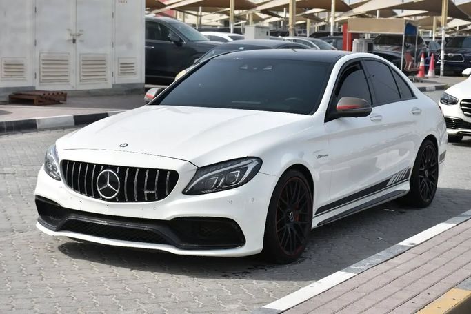 Подержанный Mercedes-Benz C-Class AMG 63 AMG S IV (W205), 4.0 л, 2016 в Шардже от Alfaris Used Cars Белый цвет. GCC | AUTO.AE