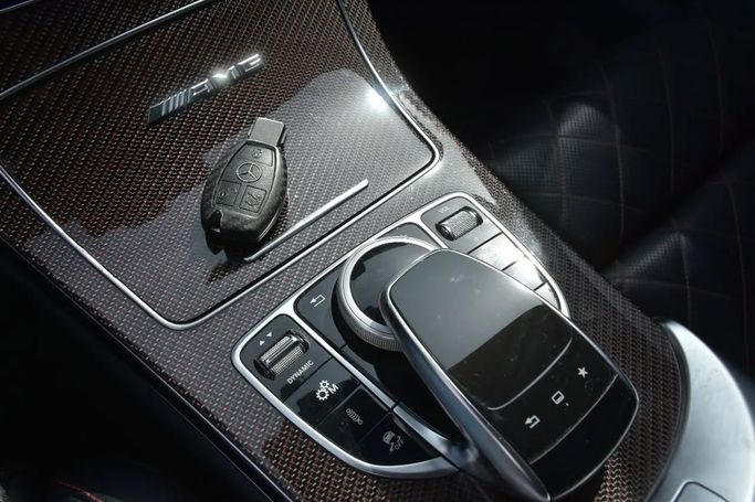 Подержанный Mercedes-Benz C-Class AMG 63 AMG S IV (W205), 4.0 л, 2016 в Шардже от Alfaris Used Cars Белый цвет. GCC | AUTO.AE