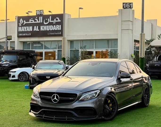 Подержанный Mercedes-Benz C-Class AMG 63 AMG IV (W205), 4.0 л, 2018 в Шардже от Hayan Alkhudari Used Cars Серый цвет. Японская | AUTO.AE