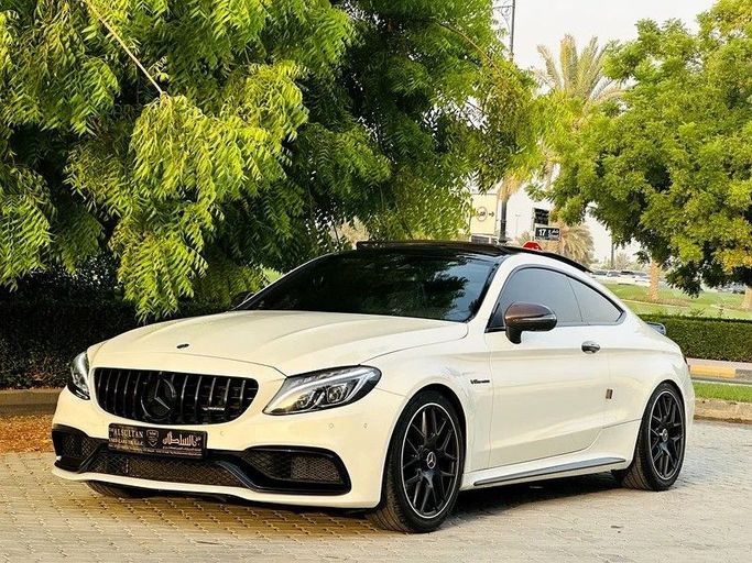 Подержанный Mercedes-Benz C-Class AMG 63 AMG S IV (W205), 4.0 л, 2017 в Шардже от Taj Al Sultan Used Cars Белый цвет. Японская | AUTO.AE