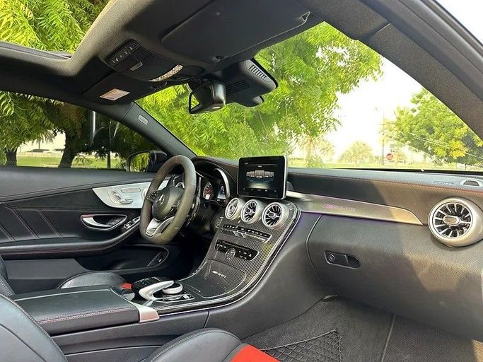 Подержанный Mercedes-Benz C-Class AMG 63 AMG S IV (W205), 4.0 л, 2017 в Шардже от Taj Al Sultan Used Cars Белый цвет. Японская | AUTO.AE