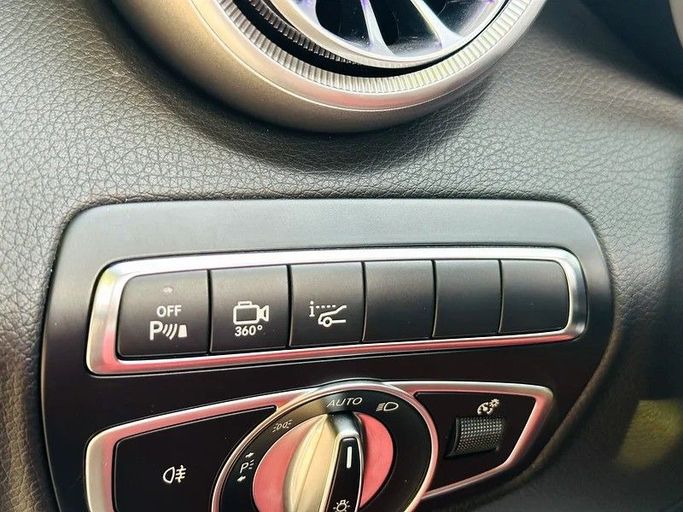 Подержанный Mercedes-Benz C-Class AMG 63 AMG S IV (W205), 4.0 л, 2017 в Шардже от Taj Al Sultan Used Cars Белый цвет. Японская | AUTO.AE