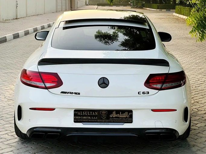 Подержанный Mercedes-Benz C-Class AMG 63 AMG S IV (W205), 4.0 л, 2017 в Шардже от Taj Al Sultan Used Cars Белый цвет. Японская | AUTO.AE