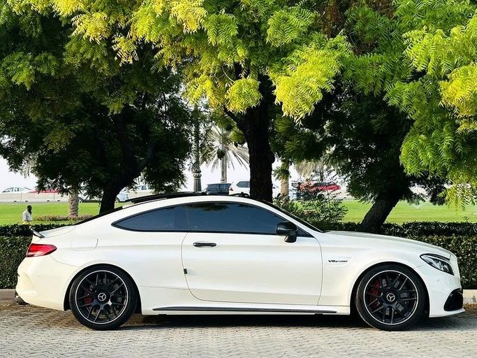 Подержанный Mercedes-Benz C-Class AMG 63 AMG S IV (W205), 4.0 л, 2017 в Шардже от Taj Al Sultan Used Cars Белый цвет. Японская | AUTO.AE