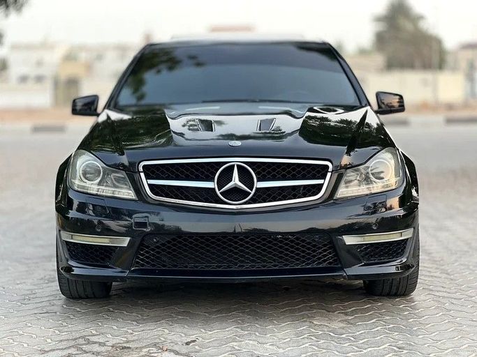 Подержанный Mercedes-Benz C-Class AMG 63 AMG III (W204) Рестайлинг, 6.2 л, 2013 в Шардже от Taj Al Impratoor Used Cars Черный цвет. Американская | AUTO.AE