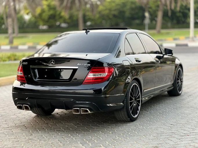 Подержанный Mercedes-Benz C-Class AMG 63 AMG III (W204) Рестайлинг, 6.2 л, 2013 в Шардже от Taj Al Impratoor Used Cars Черный цвет. Американская | AUTO.AE