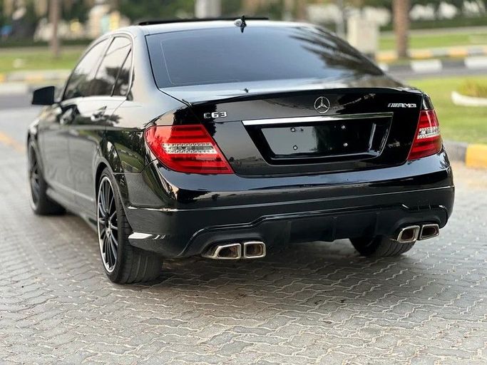 Подержанный Mercedes-Benz C-Class AMG 63 AMG III (W204) Рестайлинг, 6.2 л, 2013 в Шардже от Taj Al Impratoor Used Cars Черный цвет. Американская | AUTO.AE