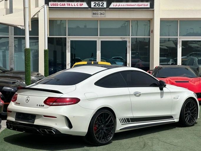 Подержанный Mercedes-Benz C-Class AMG 63 AMG S IV (W205), 4.0 л, 2017 в Шардже от Noor Al Seyoh Used Cars Белый цвет. GCC | AUTO.AE
