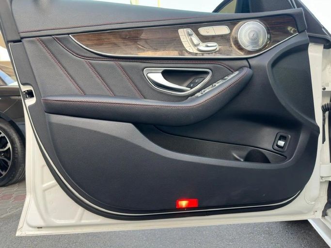 Подержанный Mercedes-Benz C-Class AMG 43 AMG IV (W205), 3.0 л, 2018 в Шардже от Al Hashal Used Cars Белый цвет. Американская | AUTO.AE