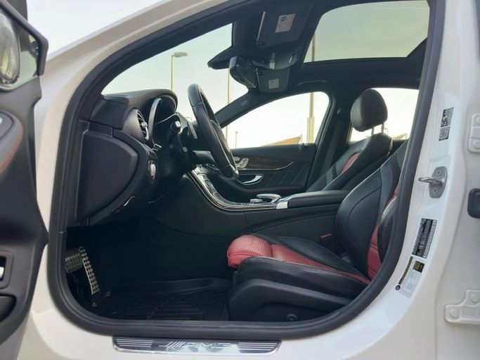 Подержанный Mercedes-Benz C-Class AMG 43 AMG IV (W205), 3.0 л, 2018 в Шардже от Al Hashal Used Cars Белый цвет. Американская | AUTO.AE
