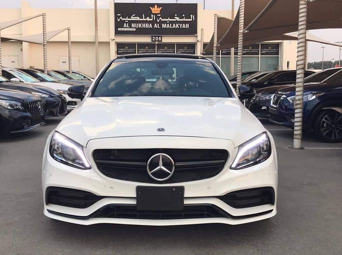 Подержанный Mercedes-Benz C-Class AMG 43 AMG IV (W205), 3.0 л, 2017 в Шардже от Al Nukhba Al Malakyah Used Cars Белый цвет. Американская | AUTO.AE