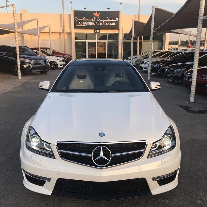 Подержанный Mercedes-Benz C-Class AMG 63 AMG IV (W205), 4.0 л, 2014 в Шардже от Al Nukhba Al Malakyah Used Cars Белый цвет. Американская | AUTO.AE