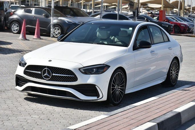 Подержанный Mercedes-Benz C-Class 300 V (W206), 2.0 л, 2022 в Шардже от Alfaris Used Cars Белый цвет.  | AUTO.AE