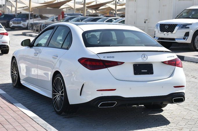 Подержанный Mercedes-Benz C-Class 300 V (W206), 2.0 л, 2022 в Шардже от Alfaris Used Cars Белый цвет.  | AUTO.AE