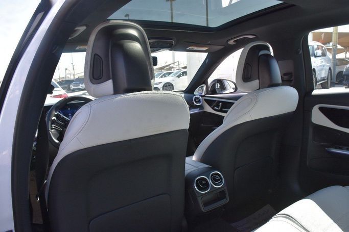 Подержанный Mercedes-Benz C-Class 300 V (W206), 2.0 л, 2022 в Шардже от Alfaris Used Cars Белый цвет.  | AUTO.AE