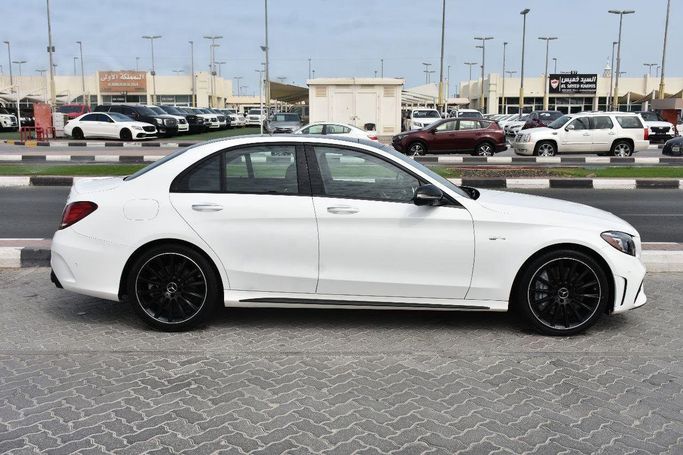 Подержанный Mercedes-Benz C-Class 300 V (W206), 2.0 л, 2021 в Шардже от Alfaris Used Cars Белый цвет.  | AUTO.AE
