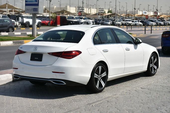 Подержанный Mercedes-Benz C-Class 300 V (W206), 2.0 л, 2022 в Шардже от Alfaris Used Cars Белый цвет.  | AUTO.AE