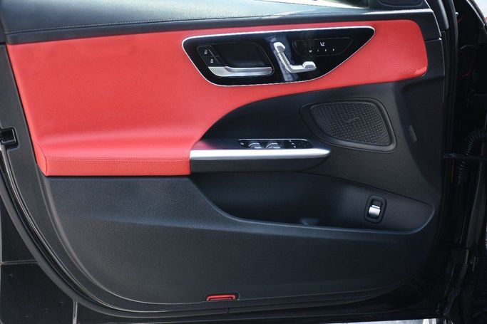 Подержанный Mercedes-Benz C-Class 300 V (W206), 2.0 л, 2023 в Шардже от Alfaris Used Cars Черный цвет.  | AUTO.AE