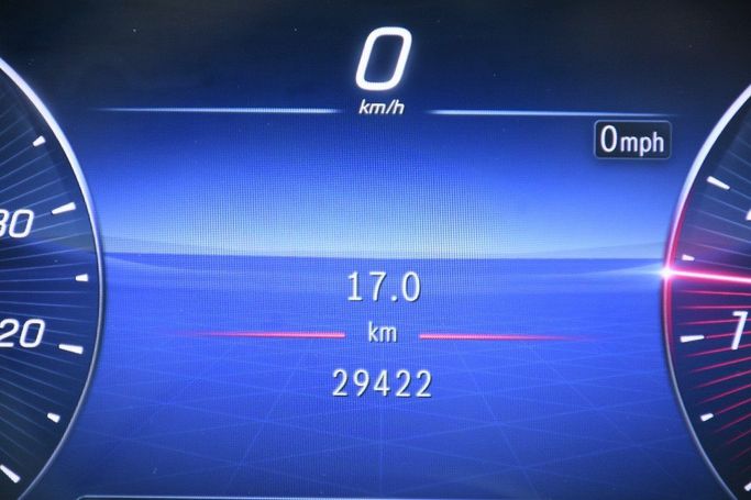 Подержанный Mercedes-Benz C-Class 300 V (W206), 2.0 л, 2023 в Шардже от Alfaris Used Cars Черный цвет.  | AUTO.AE