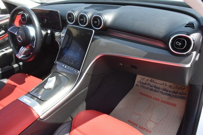 Подержанный Mercedes-Benz C-Class 300 V (W206), 2.0 л, 2022 в Шардже от Alfaris Used Cars Белый цвет.  | AUTO.AE
