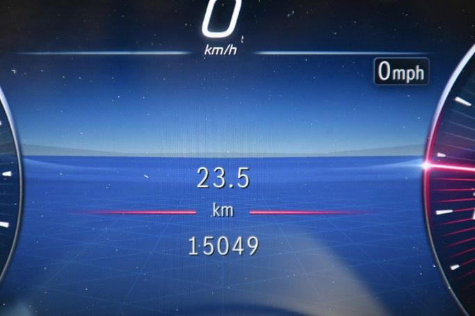 Подержанный Mercedes-Benz C-Class 300 V (W206), 2.0 л, 2024 в Шардже от Alfaris Used Cars Белый цвет.  | AUTO.AE
