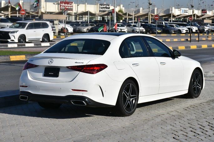 Подержанный Mercedes-Benz C-Class 300 V (W206), 2.0 л, 2022 в Шардже от Alfaris Used Cars Белый цвет.  | AUTO.AE