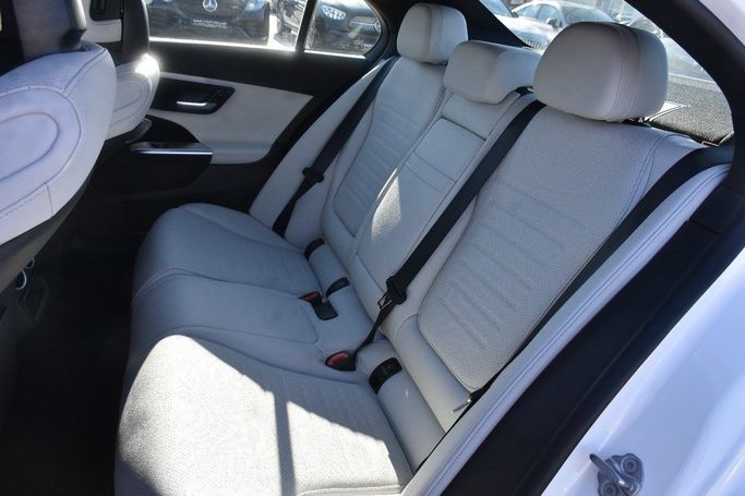 Подержанный Mercedes-Benz C-Class 300 V (W206), 2.0 л, 2022 в Шардже от Alfaris Used Cars Белый цвет.  | AUTO.AE