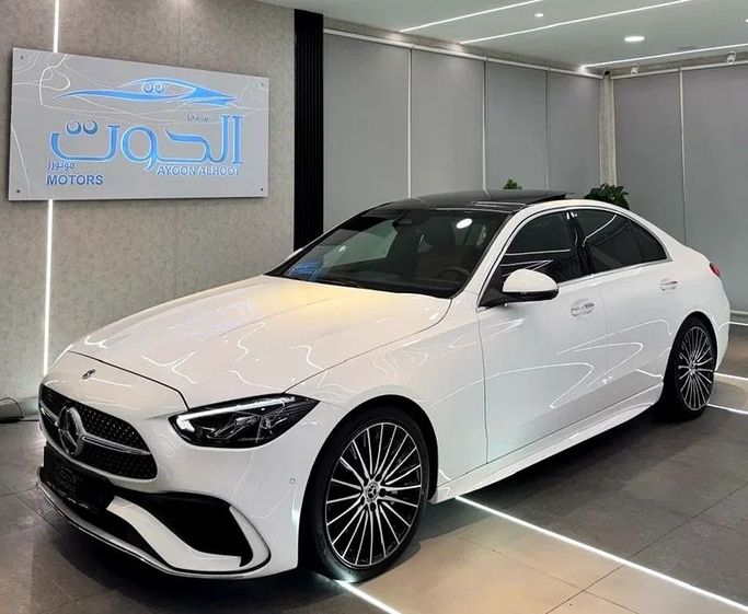 Подержанный Mercedes-Benz C-Class 200 V (W206), 2.0 л, 2023 в Шардже от Ayoon Alhoot Motors Белый цвет. GCC | AUTO.AE