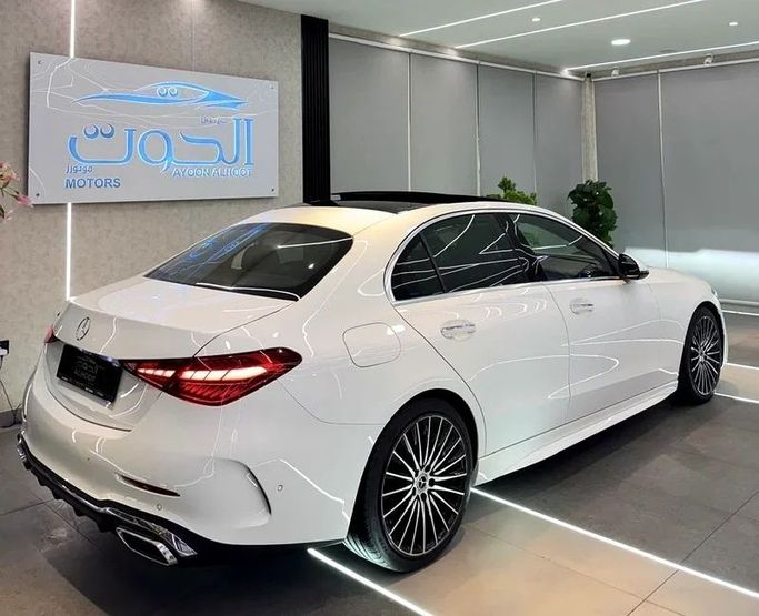 Подержанный Mercedes-Benz C-Class 200 V (W206), 2.0 л, 2023 в Шардже от Ayoon Alhoot Motors Белый цвет. GCC | AUTO.AE