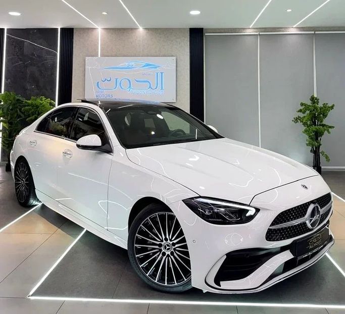 Подержанный Mercedes-Benz C-Class 200 V (W206), 2.0 л, 2023 в Шардже от Ayoon Alhoot Motors Белый цвет. GCC | AUTO.AE