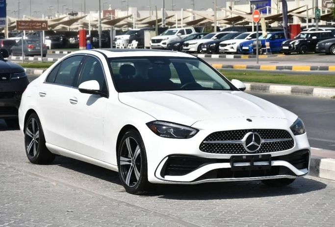 Подержанный Mercedes-Benz C-Class 300 V (W206), 2.0 л, 2022 в Шардже от Alfaris Used Cars Белый цвет.  | AUTO.AE
