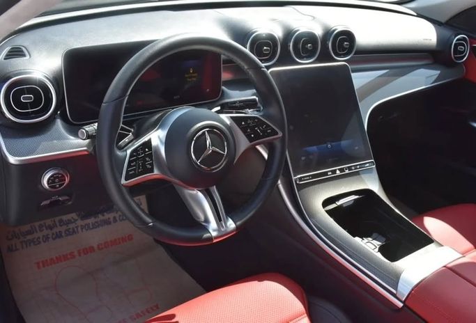 Подержанный Mercedes-Benz C-Class 300 V (W206), 2.0 л, 2022 в Шардже от Alfaris Used Cars Белый цвет.  | AUTO.AE