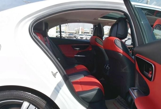 Подержанный Mercedes-Benz C-Class 300 V (W206), 2.0 л, 2022 в Шардже от Alfaris Used Cars Белый цвет.  | AUTO.AE