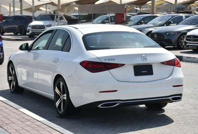 Подержанный Mercedes-Benz C-Class 300 V (W206), 2.0 л, 2022 в Шардже от Alfaris Used Cars Белый цвет.  | AUTO.AE