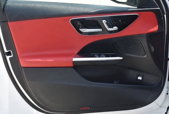 Подержанный Mercedes-Benz C-Class 300 V (W206), 2.0 л, 2022 в Шардже от Alfaris Used Cars Белый цвет.  | AUTO.AE