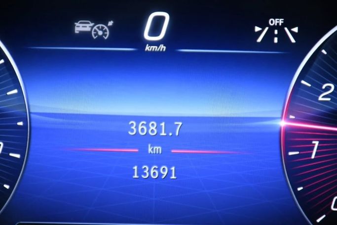 Подержанный Mercedes-Benz C-Class 300 V (W206), 2.0 л, 2023 в Шардже от Alfaris Used Cars Серый цвет.  | AUTO.AE