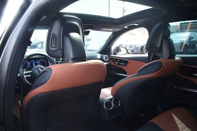 Подержанный Mercedes-Benz C-Class 300 V (W206), 2.0 л, 2023 в Шардже от Alfaris Used Cars Серый цвет.  | AUTO.AE