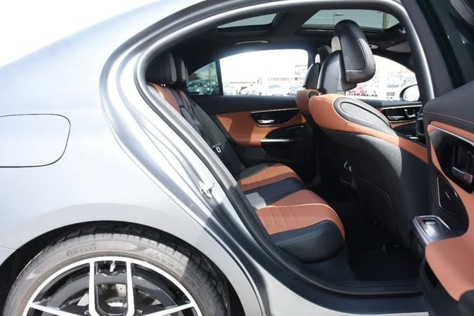 Подержанный Mercedes-Benz C-Class 300 V (W206), 2.0 л, 2023 в Шардже от Alfaris Used Cars Серый цвет.  | AUTO.AE