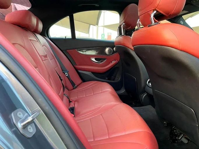 Подержанный Mercedes-Benz C-Class 300 IV (W205), 2.0 л, 2017 в Шардже от Ahmad alkhodari Motors Серый цвет. Американская | AUTO.AE