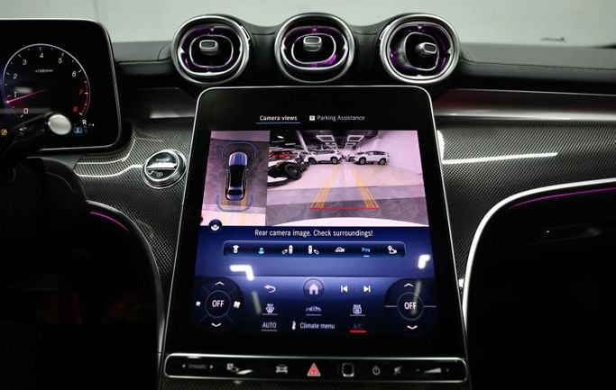 Подержанный Mercedes-Benz C-Class 200 V (W206), 2.0 л, 2023 в Шардже от Al Qassem Cars Trading Белый цвет. GCC | AUTO.AE