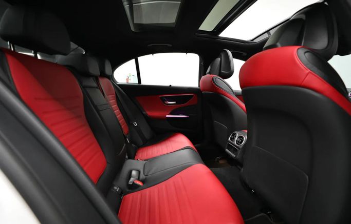 Подержанный Mercedes-Benz C-Class 200 V (W206), 2.0 л, 2023 в Шардже от Al Qassem Cars Trading Белый цвет. GCC | AUTO.AE