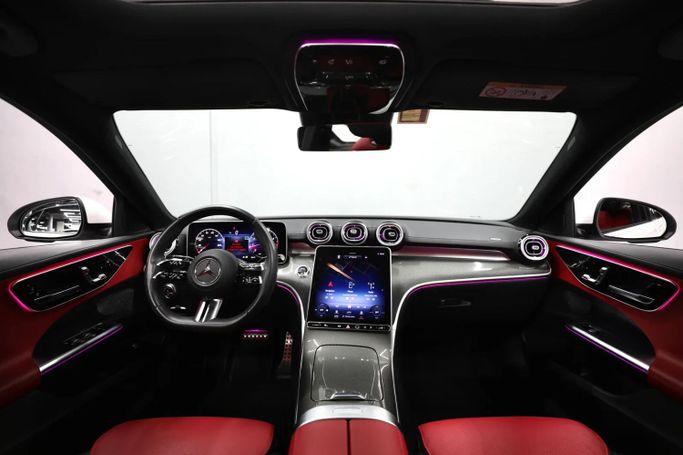 Подержанный Mercedes-Benz C-Class 200 V (W206), 2.0 л, 2023 в Шардже от Al Qassem Cars Trading Белый цвет. GCC | AUTO.AE