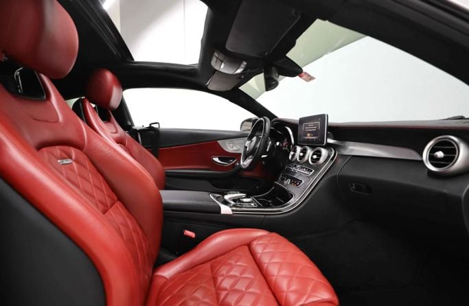 Used Mercedes-Benz C-Class 300 IV (W205), 2.0 l, 2017 in Sharjah by Al Qassem Cars Trading, White color. American Specs | AUTO.AE