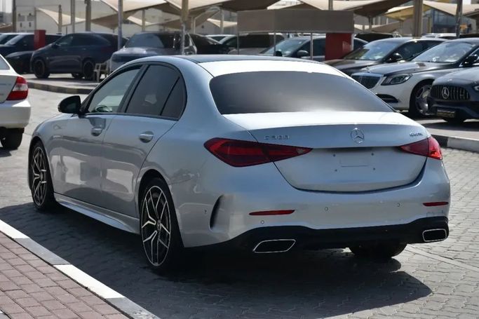 Подержанный Mercedes-Benz C-Class 300 V (W206), 2.0 л, 2023 в Шардже от Alfaris Used Cars Серый цвет.  | AUTO.AE