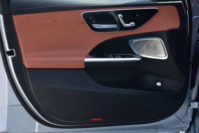 Подержанный Mercedes-Benz C-Class 300 V (W206), 2.0 л, 2023 в Шардже от Alfaris Used Cars Серый цвет.  | AUTO.AE