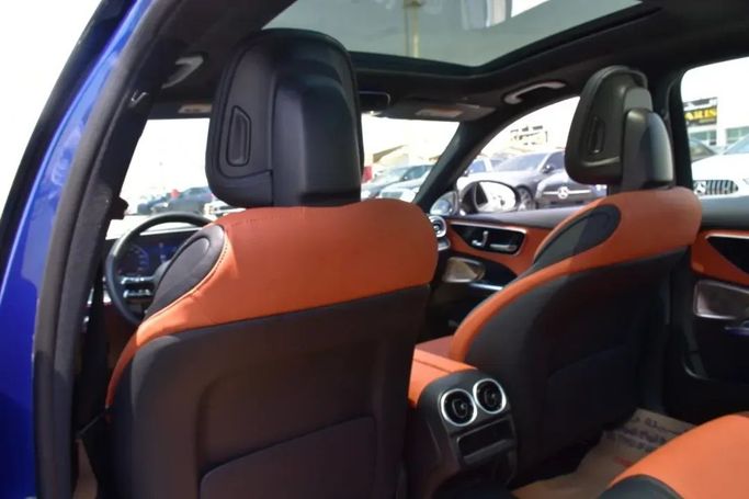 Подержанный Mercedes-Benz C-Class 300 V (W206), 2.0 л, 2023 в Шардже от Alfaris Used Cars Синий цвет.  | AUTO.AE